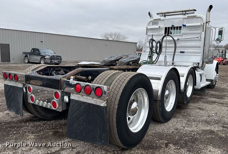 image for item EG2544 2007 Peterbilt 379 semi truck