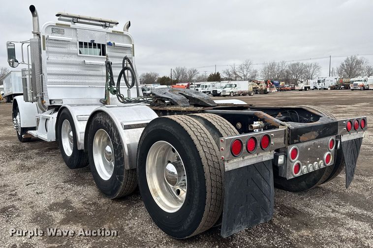 image for item EG2544 2007 Peterbilt 379 semi truck
