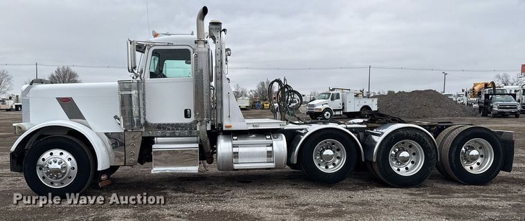 image for item EG2544 2007 Peterbilt 379 semi truck