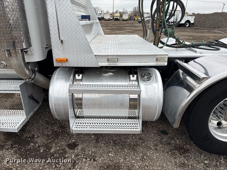 image for item EG2544 2007 Peterbilt 379 semi truck