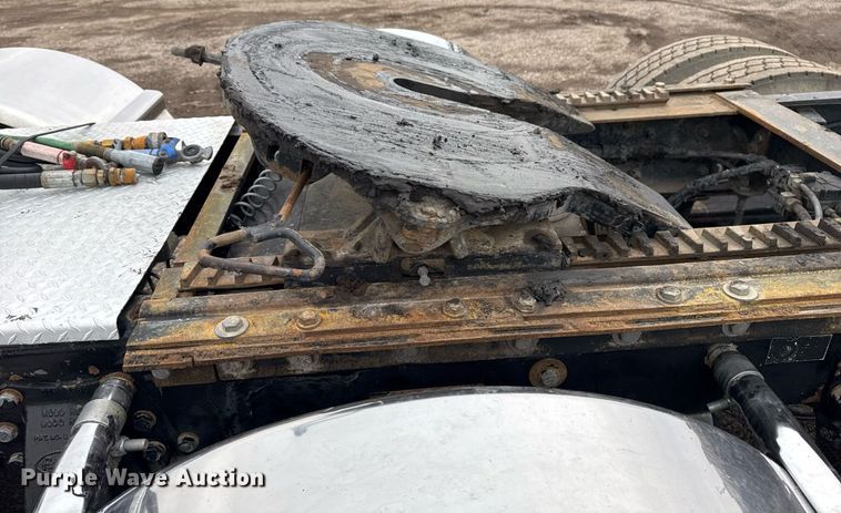 image for item EG2544 2007 Peterbilt 379 semi truck