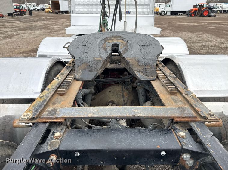 image for item EG2544 2007 Peterbilt 379 semi truck