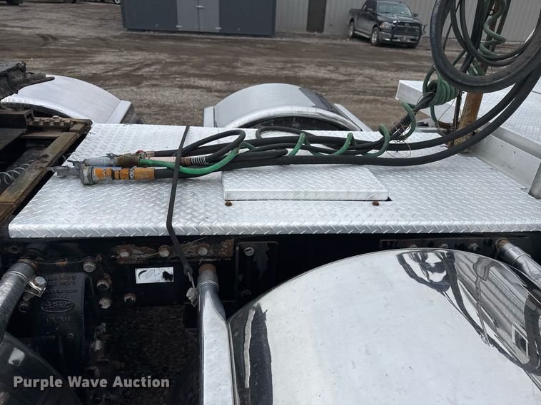 image for item EG2544 2007 Peterbilt 379 semi truck