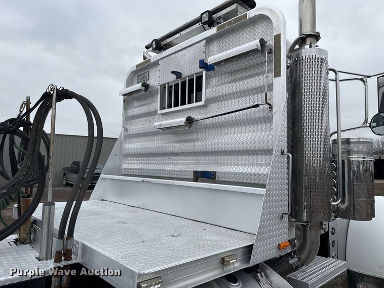 image for item EG2544 2007 Peterbilt 379 semi truck