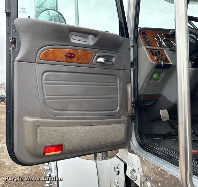 image for item EG2544 2007 Peterbilt 379 semi truck