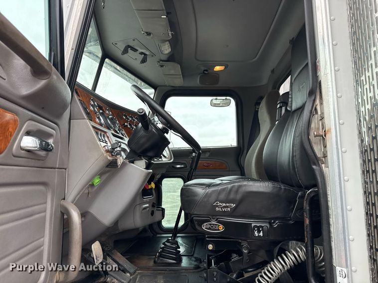 image for item EG2544 2007 Peterbilt 379 semi truck