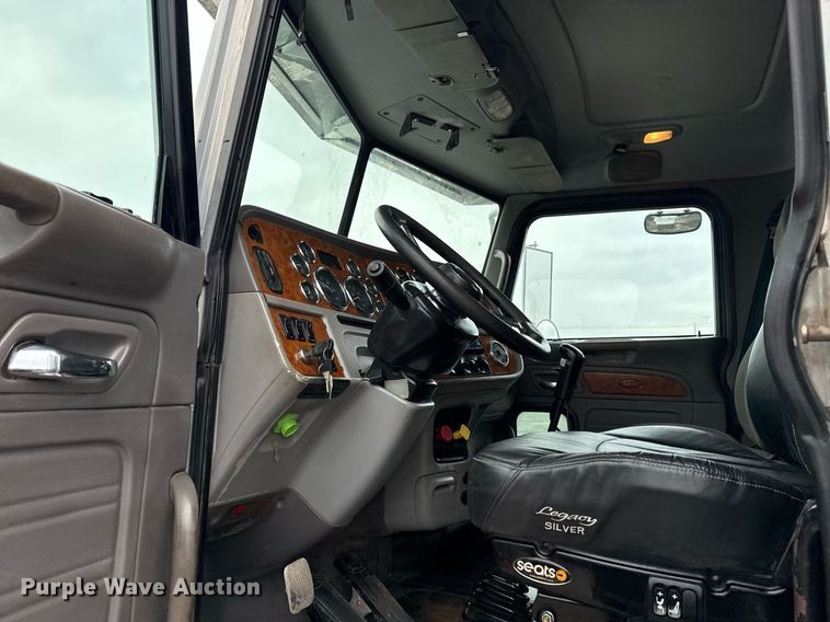 image for item EG2544 2007 Peterbilt 379 semi truck