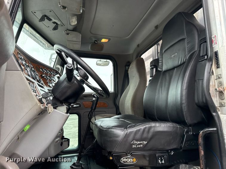 image for item EG2544 2007 Peterbilt 379 semi truck