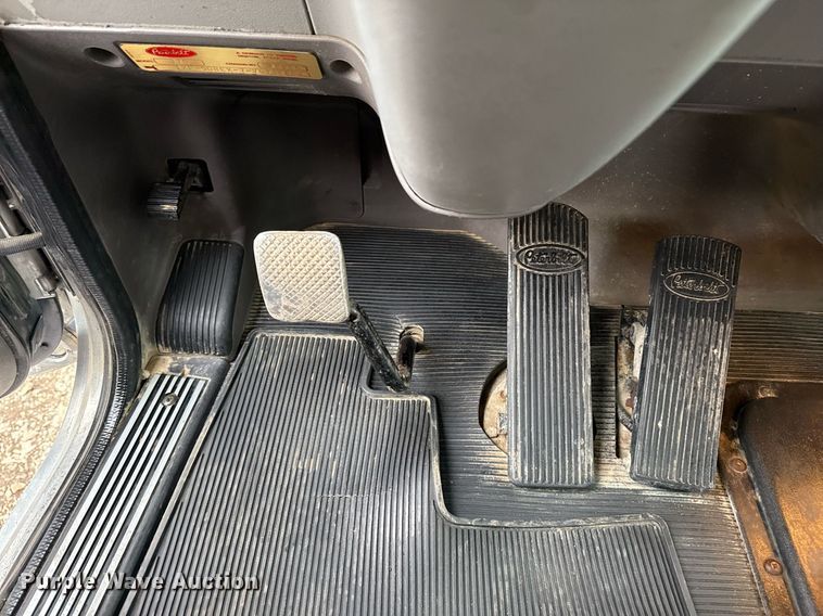 image for item EG2544 2007 Peterbilt 379 semi truck