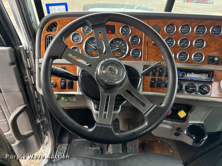 image for item EG2544 2007 Peterbilt 379 semi truck