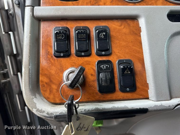 image for item EG2544 2007 Peterbilt 379 semi truck