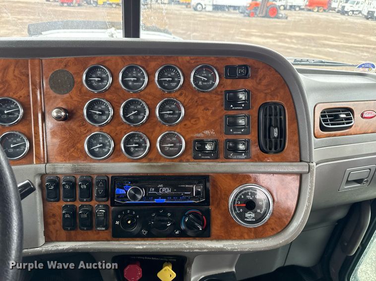 image for item EG2544 2007 Peterbilt 379 semi truck