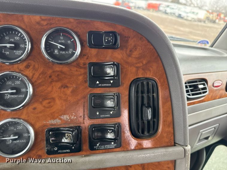 image for item EG2544 2007 Peterbilt 379 semi truck