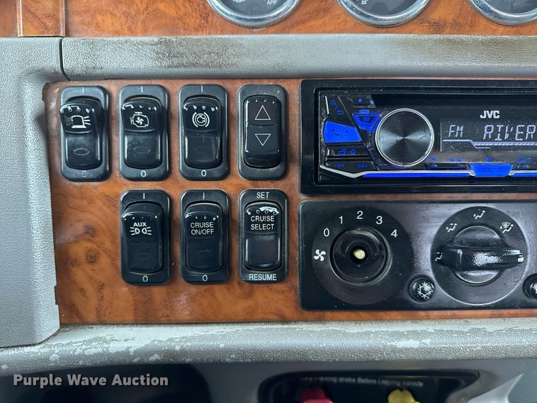 image for item EG2544 2007 Peterbilt 379 semi truck