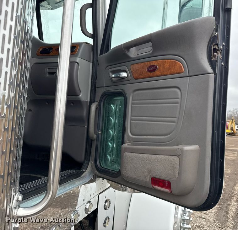 image for item EG2544 2007 Peterbilt 379 semi truck