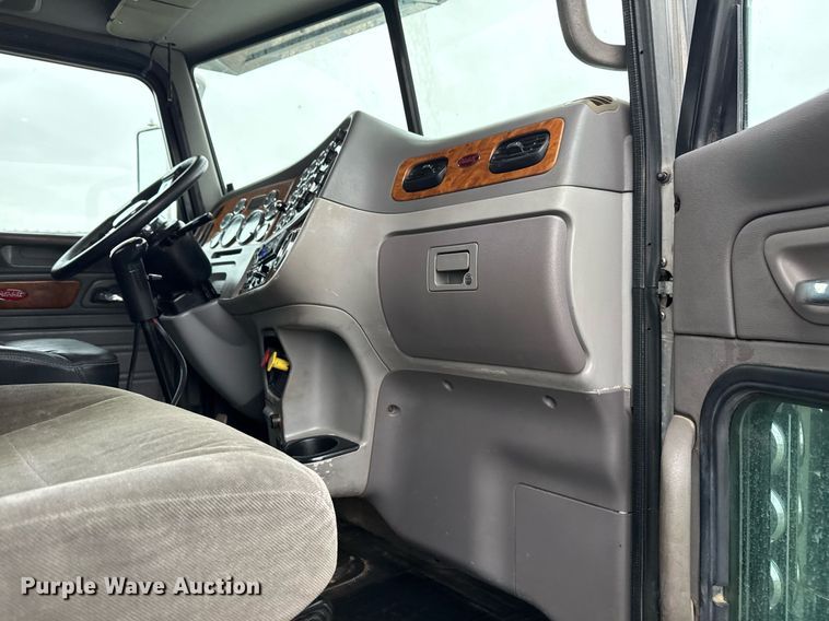 image for item EG2544 2007 Peterbilt 379 semi truck