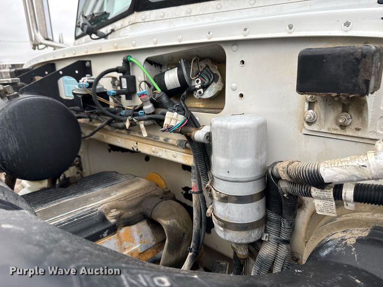 image for item EG2544 2007 Peterbilt 379 semi truck