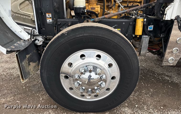 image for item EG2544 2007 Peterbilt 379 semi truck