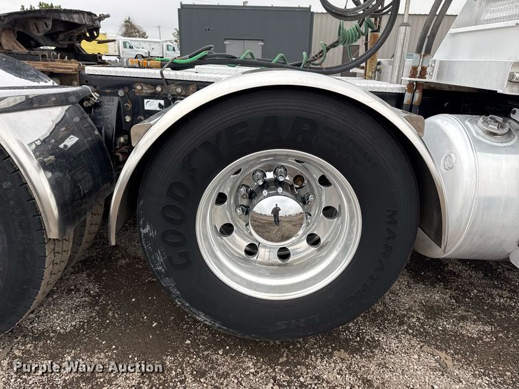 image for item EG2544 2007 Peterbilt 379 semi truck