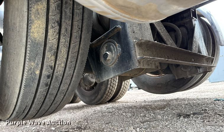 image for item EG2544 2007 Peterbilt 379 semi truck