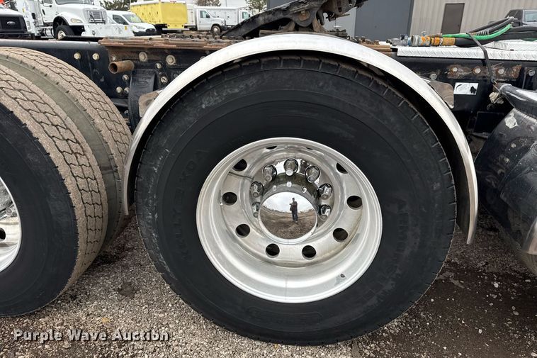 image for item EG2544 2007 Peterbilt 379 semi truck