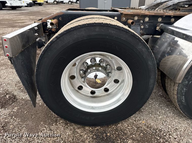 image for item EG2544 2007 Peterbilt 379 semi truck