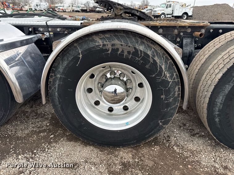 image for item EG2544 2007 Peterbilt 379 semi truck