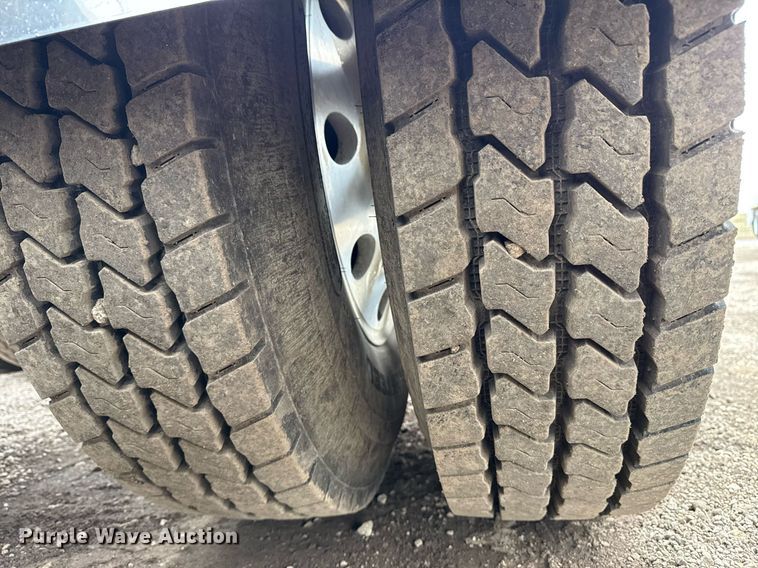 image for item EG2544 2007 Peterbilt 379 semi truck