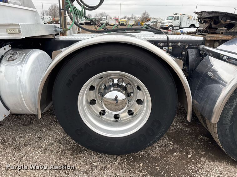 image for item EG2544 2007 Peterbilt 379 semi truck