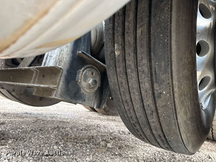 image for item EG2544 2007 Peterbilt 379 semi truck