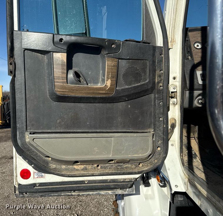 image for item EG2598 2011 Freightliner Coronado semi truck