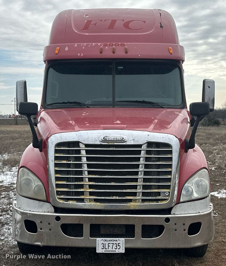 image for item EK0370 2013 Freightliner Cascadia 125 semi truck