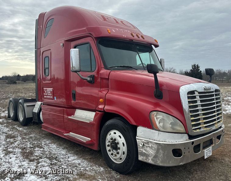 image for item EK0370 2013 Freightliner Cascadia 125 semi truck
