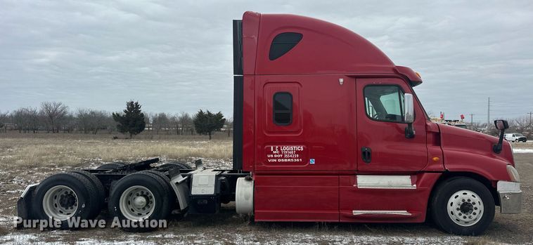 image for item EK0370 2013 Freightliner Cascadia 125 semi truck