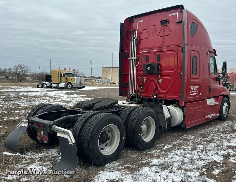image for item EK0370 2013 Freightliner Cascadia 125 semi truck
