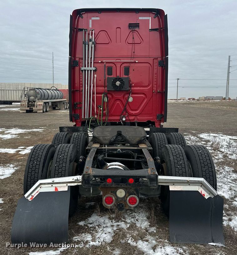 image for item EK0370 2013 Freightliner Cascadia 125 semi truck