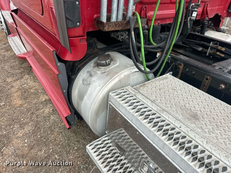 image for item EK0370 2013 Freightliner Cascadia 125 semi truck