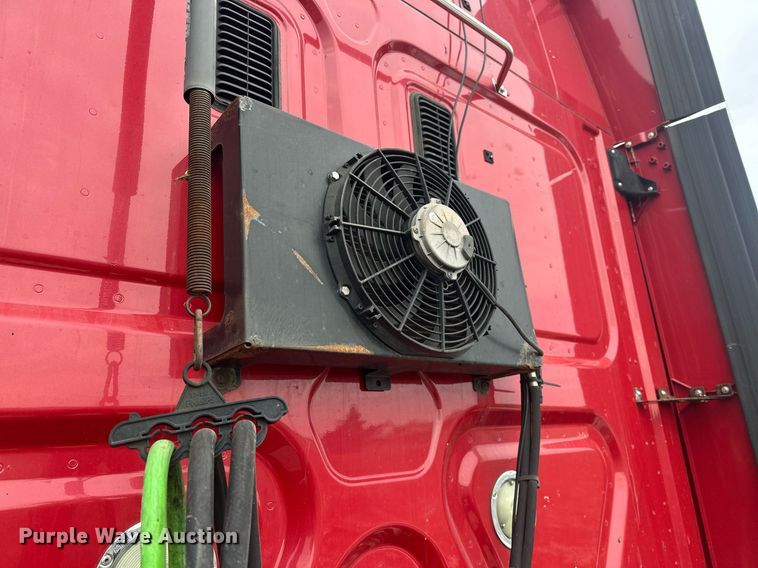 image for item EK0370 2013 Freightliner Cascadia 125 semi truck