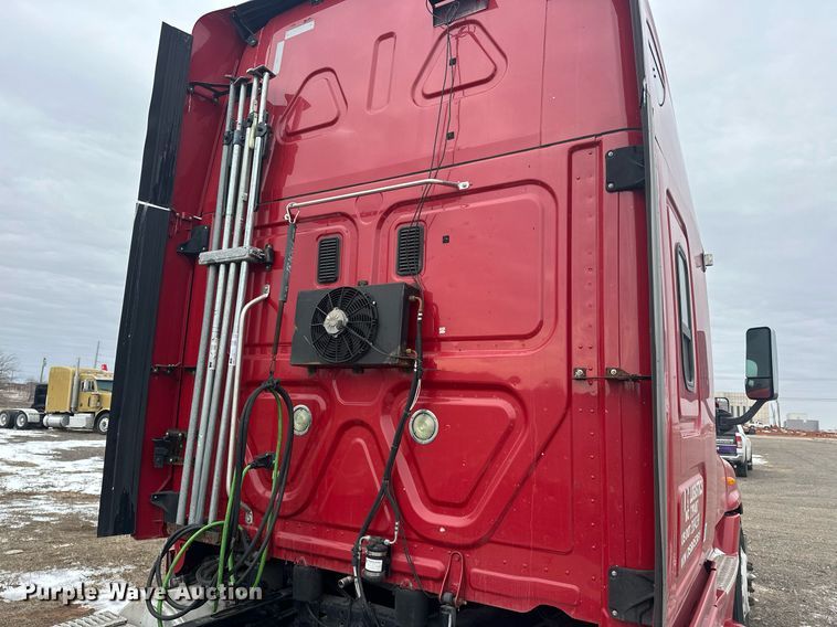 image for item EK0370 2013 Freightliner Cascadia 125 semi truck