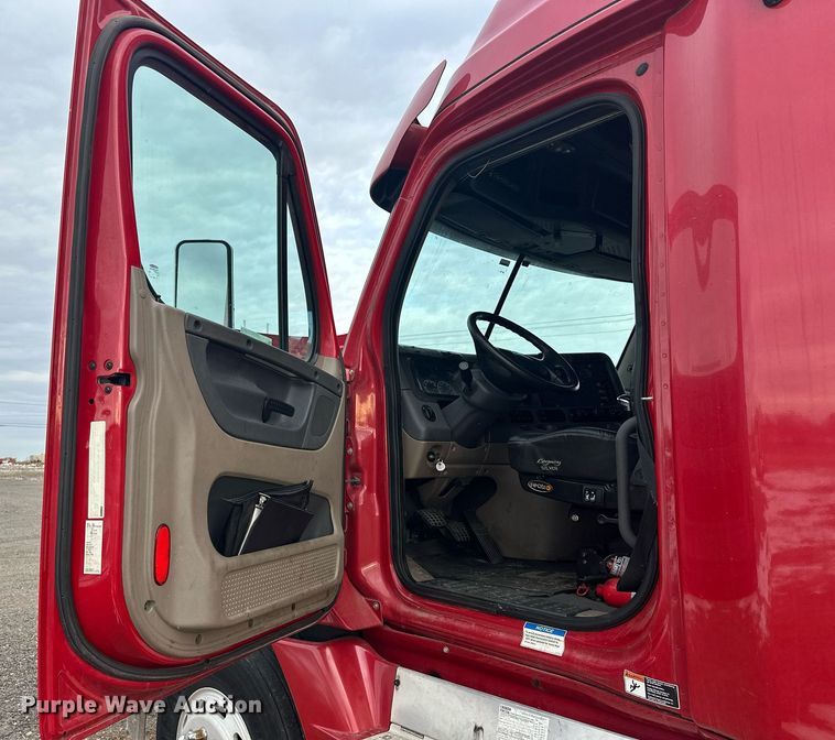 image for item EK0370 2013 Freightliner Cascadia 125 semi truck