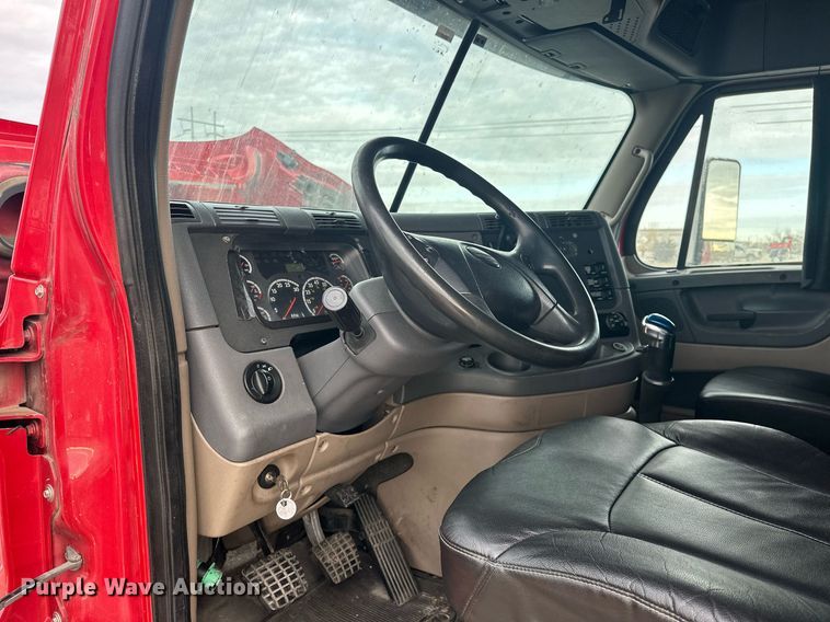 image for item EK0370 2013 Freightliner Cascadia 125 semi truck