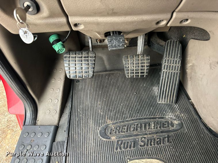 image for item EK0370 2013 Freightliner Cascadia 125 semi truck