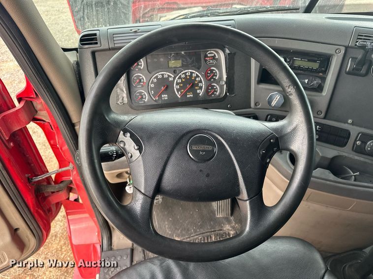 image for item EK0370 2013 Freightliner Cascadia 125 semi truck