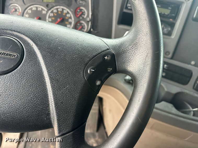 image for item EK0370 2013 Freightliner Cascadia 125 semi truck