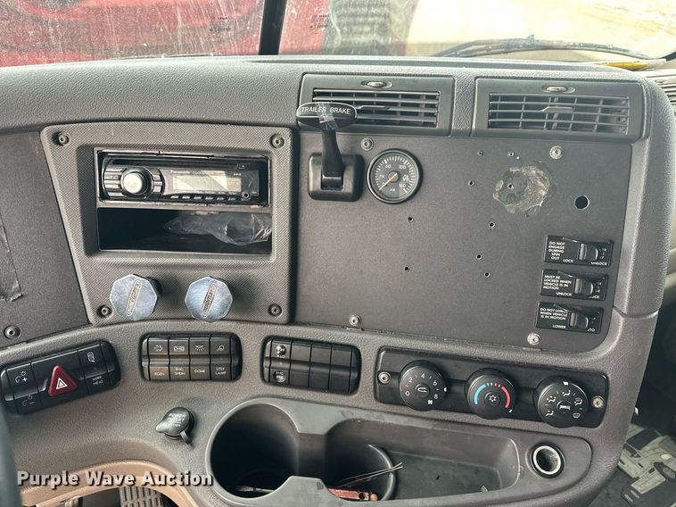 image for item EK0370 2013 Freightliner Cascadia 125 semi truck