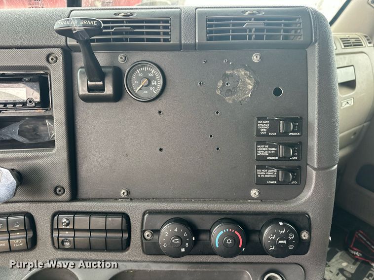 image for item EK0370 2013 Freightliner Cascadia 125 semi truck