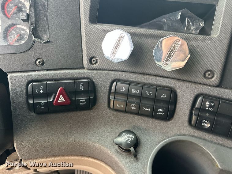 image for item EK0370 2013 Freightliner Cascadia 125 semi truck