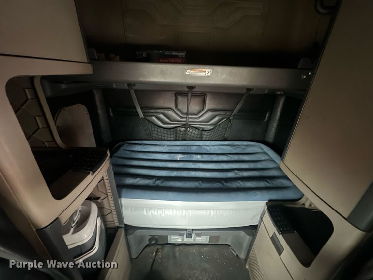 image for item EK0370 2013 Freightliner Cascadia 125 semi truck