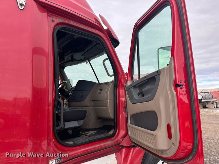 image for item EK0370 2013 Freightliner Cascadia 125 semi truck