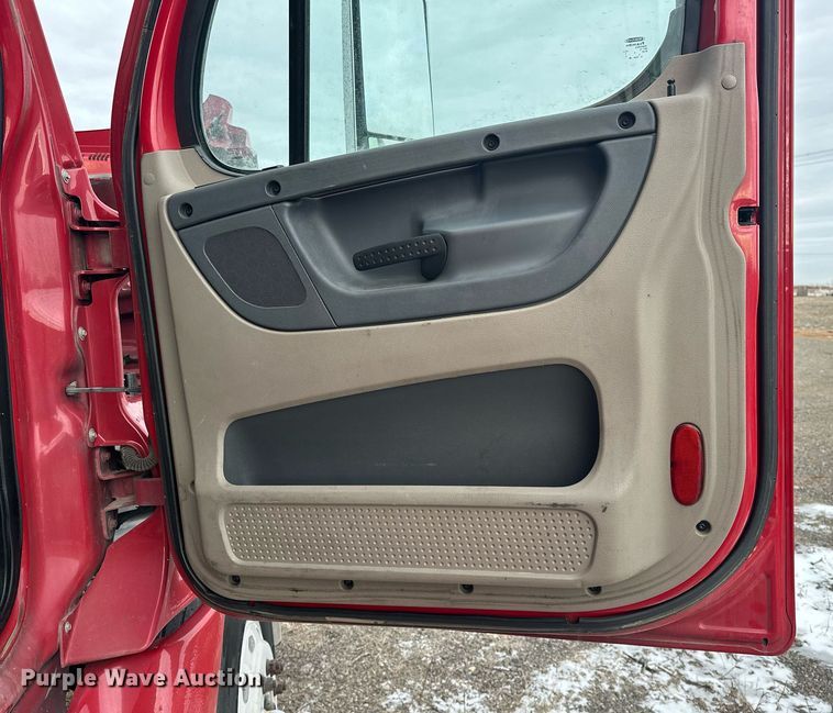 image for item EK0370 2013 Freightliner Cascadia 125 semi truck